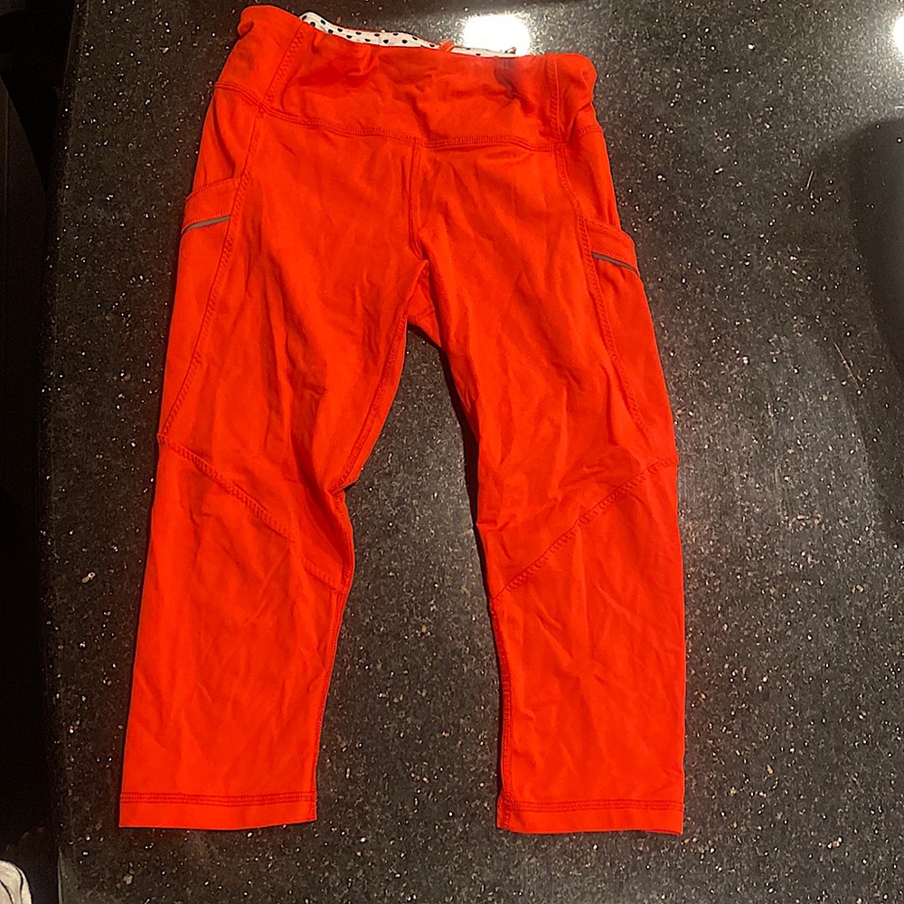 Lululemon crop leggings with side pockets.